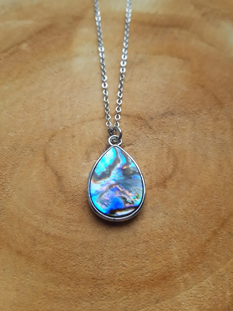 Abalone-Halskette Muschel-Anhänger Natürliche Muschelkette Muschelschmuck Strandschmuck für Frauen Bunte Muschel-Tropfen-Edelsteine