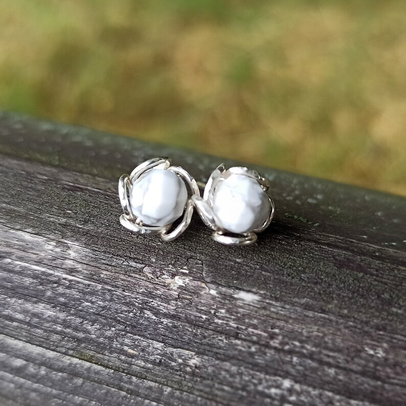 Elegante handgemachte Silberohrringe, handgefertigte Ohrstecker, Blütenknospenform, lässiger Schmuck, minimalistischer Howlith-Schmuck, 925er Sterlingsilber