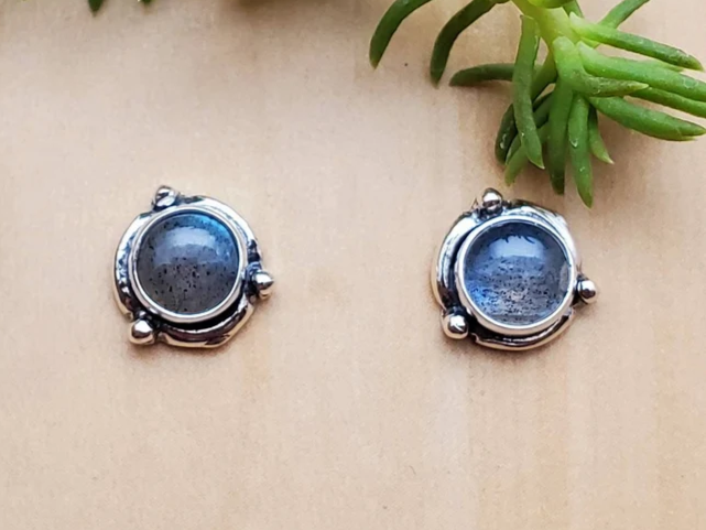 So süße 925 kleine Labradorit-Ohrstecker aus Sterlingsilber, handgefertigter Bohemian-Schmuck, Geschenk für sie