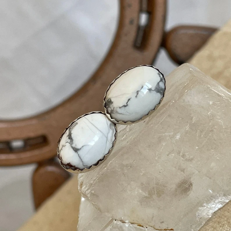 Ohrstecker aus natürlichem weißem Howlith 925 Sterling Silber Zierliche Ohrstecker Boho Style Geburtstagsgeschenk Marmor Ohrring Edelstein Ohrstecker Geschenk für Sie
