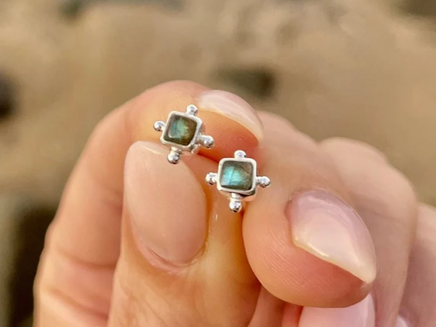 Micro Ohrstecker Silber Quadrat Labradorit Schmuck Kleine Ohrstecker für zweite Ohrlöcher Kleine grüne Stein-Ohrstecker 925 Sterling Silber