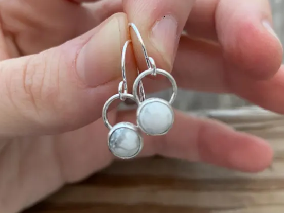 Handgefertigte Howlith-Ohrringe 925 Sterling Silber Ohrringe Weiß & Grau Edelstein Rund Halbkreis Stein Handgemachter Schmuck Geschenk Für Sie
