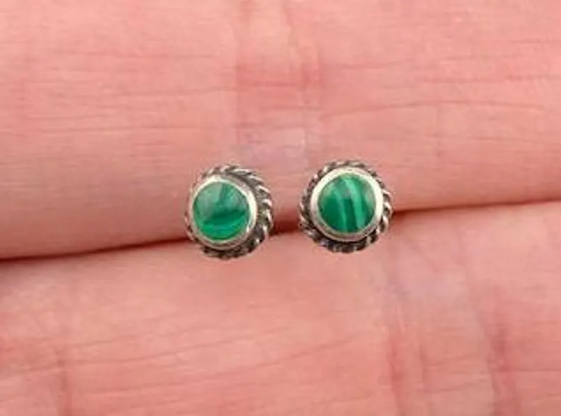 Winzige Malachit-Ohrstecker 925 Silber Ohrstecker Alltags-Ohrstecker Geburtsstein Brautjungfern-Geschenk Geburtstagsgeschenk für Sie