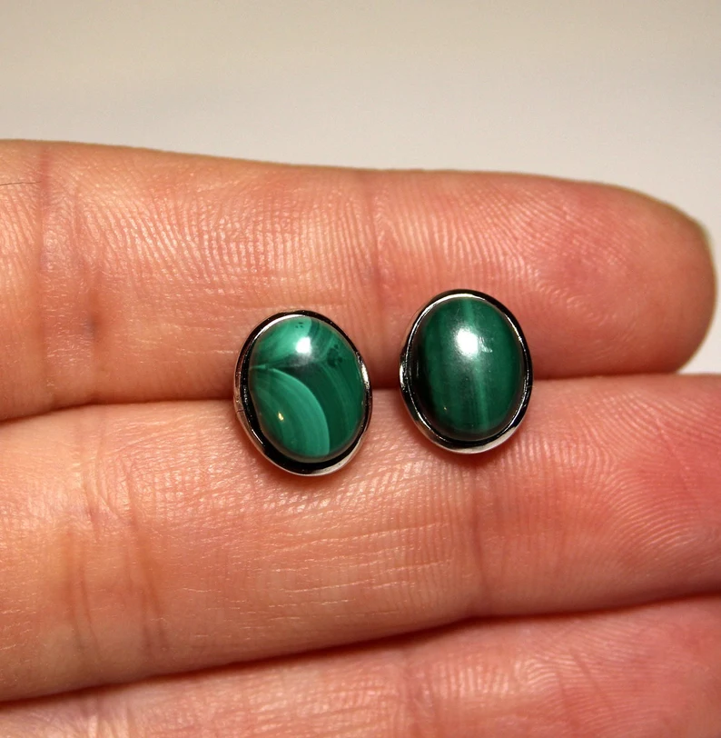 Grüne ovale Malachit-Ohrstecker aus 925er Sterlingsilber, Edelstein-Designer-Ohrstecker, Geburtsstein April, handgefertigtes Schmuckgeschenk zum Geburtstag