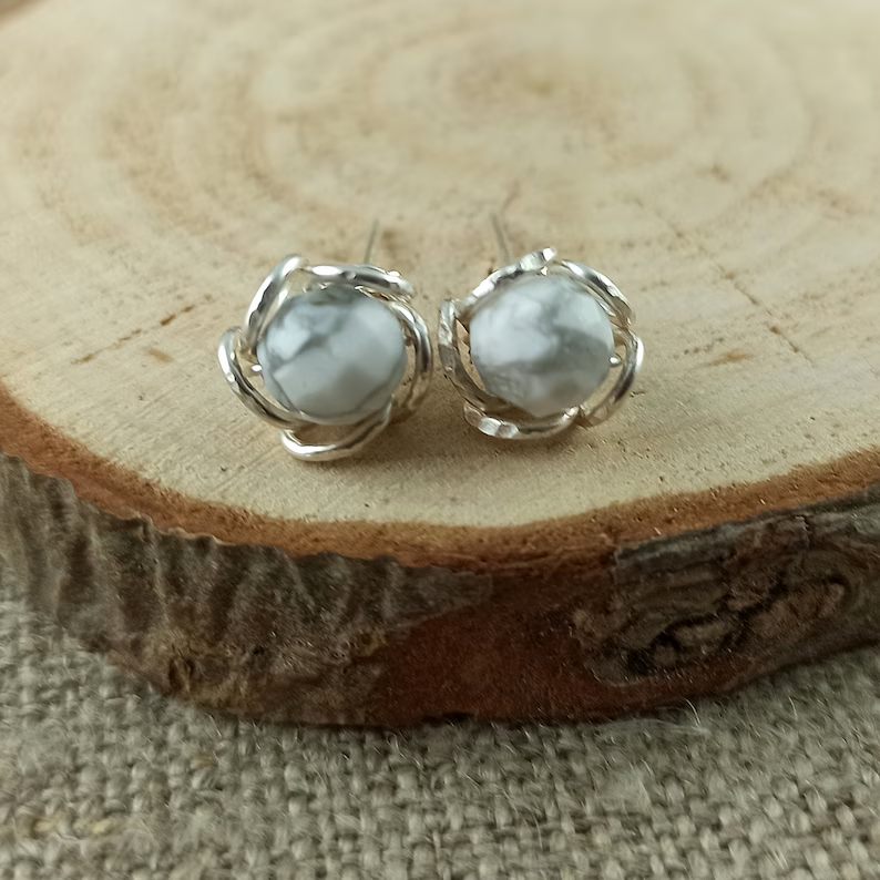 Elegante handgemachte Silberohrringe, handgefertigte Ohrstecker, Blütenknospenform, lässiger Schmuck, minimalistischer Howlith-Schmuck, 925er Sterlingsilber
