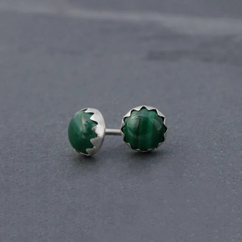 Handgefertigte winzige Malachit runde Edelstein-Ohrstecker aus 925er Sterlingsilber Designer-Ohrstecker Geburtsstein für den Monat April Handgemachter Schmuck Geschenk für Sie