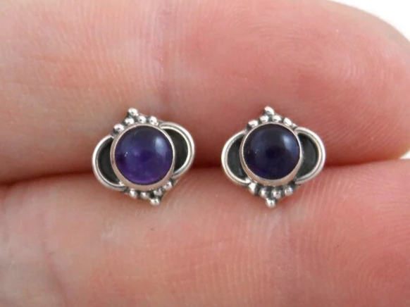 Amethyst Ohrstecker aus Sterlingsilber Amethyst Ohrringe Februar Geburtsstein Minimalistische Ohrringe Amethyst-Stecker Edelsteinohrringe