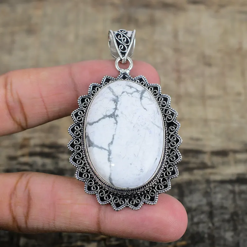 Howlith-Anhänger Howlith-Edelstein-Anhänger Handgefertigter 925er Sterlingsilber-Anhänger Howlith-Anhänger im Vintage-Stil für besondere Anlässe als Geschenk