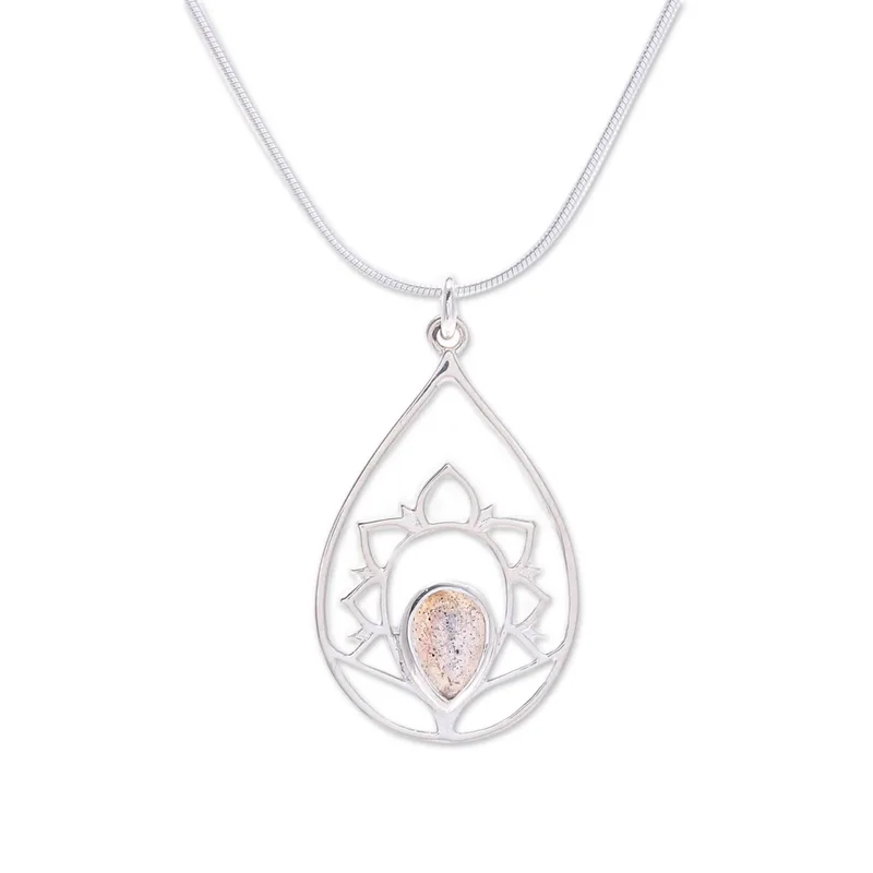 Halskette mit Anhänger aus Labradorit und Sterlingsilber „Sense of Calm“, zarter Boho-Labradorit-Schmuck als Geschenk für sie