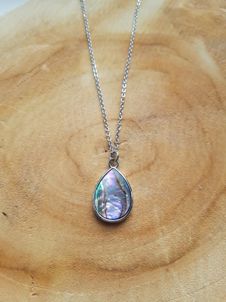 Abalone-Halskette Muschel-Anhänger Natürliche Muschelkette Muschelschmuck Strandschmuck für Frauen Bunte Muschel-Tropfen-Edelsteine