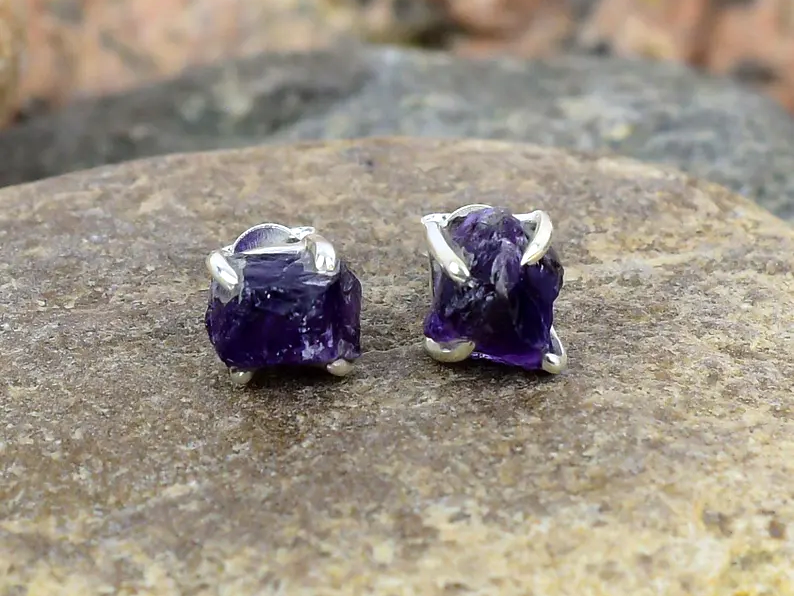 Ohrstecker aus rohem Amethyst in Silber, handgemachter Naturschmuck, Geburtsstein Februar, minimalistisches Boho-Design, Sterling Silber Ohrstecker