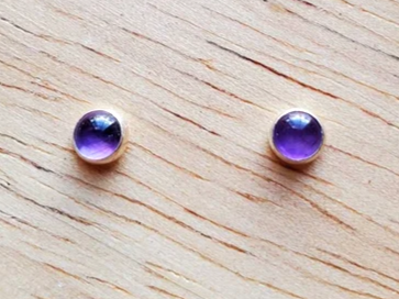 Kleine Amethyst-Ohrstecker aus 925er Sterlingsilber, alltägliche Ohrringe, handgefertigte böhmische Ohrringe, Geschenk für Sie und Mama