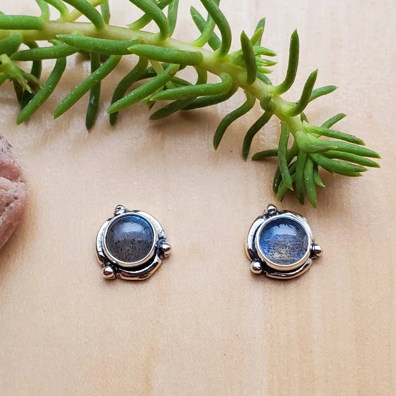 So süße 925 kleine Labradorit-Ohrstecker aus Sterlingsilber, handgefertigter Bohemian-Schmuck, Geschenk für sie
