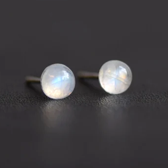 Kleine Regenbogen Mondstein Ohrstecker aus Sterlingsilber Mondstein Schmuck Juni Geburtsstein Ohrringe Minimalistische Ohrringe Geschenk für Sie