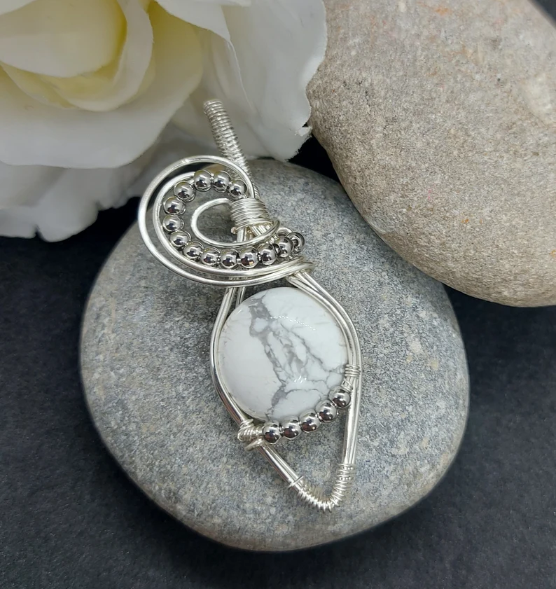 Natürlicher Howlith-Anhänger, handgefertigter Art-Déco-Schmuck, 925er Sterlingsilber-Anhänger, Damen Howlith-Halskette, Schmuckgeschenk für sie, Geburtstagsgeschenk