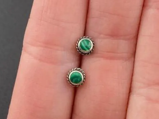 Winzige Malachit-Ohrstecker 925 Silber Ohrstecker Alltags-Ohrstecker Geburtsstein Brautjungfern-Geschenk Geburtstagsgeschenk für Sie