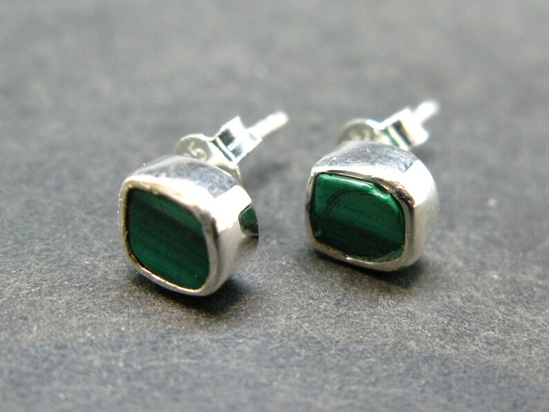 Quadratische Malachit-Edelstein-Ohrstecker aus 925er Sterlingsilber Designer-Ohrstecker April Geburtsstein Handgemachter Schmuck Geschenk für Sie