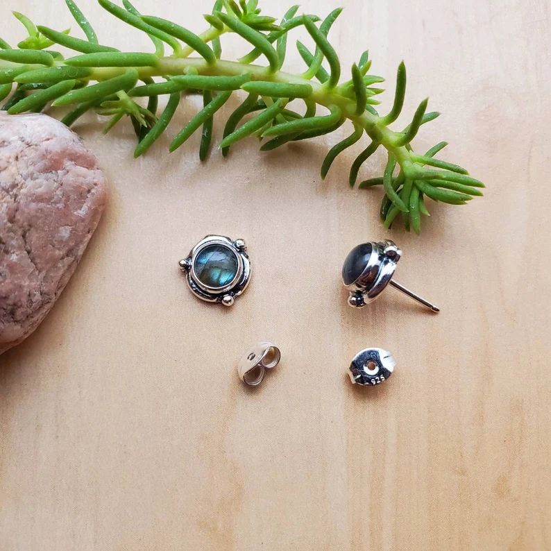 So süße 925 kleine Labradorit-Ohrstecker aus Sterlingsilber, handgefertigter Bohemian-Schmuck, Geschenk für sie