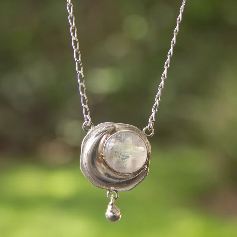 Halskette mit Mondanhänger aus 925er Sterlingsilber, handgefertigter böhmischer Schmuck, Jubiläumsgeschenk für sie