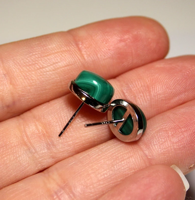 Grüne ovale Malachit-Ohrstecker aus 925er Sterlingsilber, Edelstein-Designer-Ohrstecker, Geburtsstein April, handgefertigtes Schmuckgeschenk zum Geburtstag