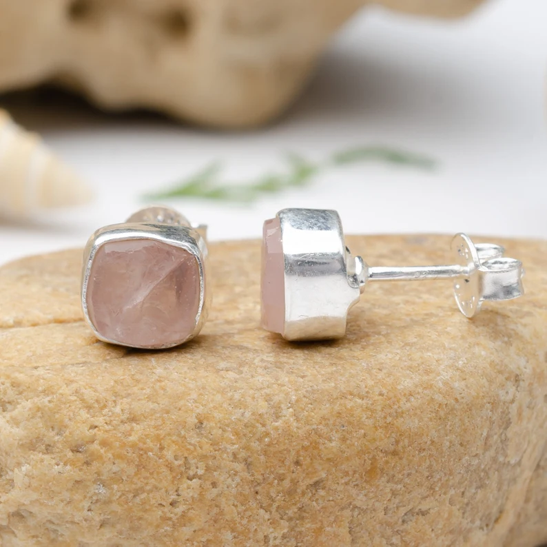 Ohrringe aus rohem Rosenquarz, Silber, handgefertigt, Ohrstecker, Ohrring, Rohkristall-Ohrringe, Schmuck aus unbehauenen Steinen, Geburtsstein Januar, Geschenk für sie