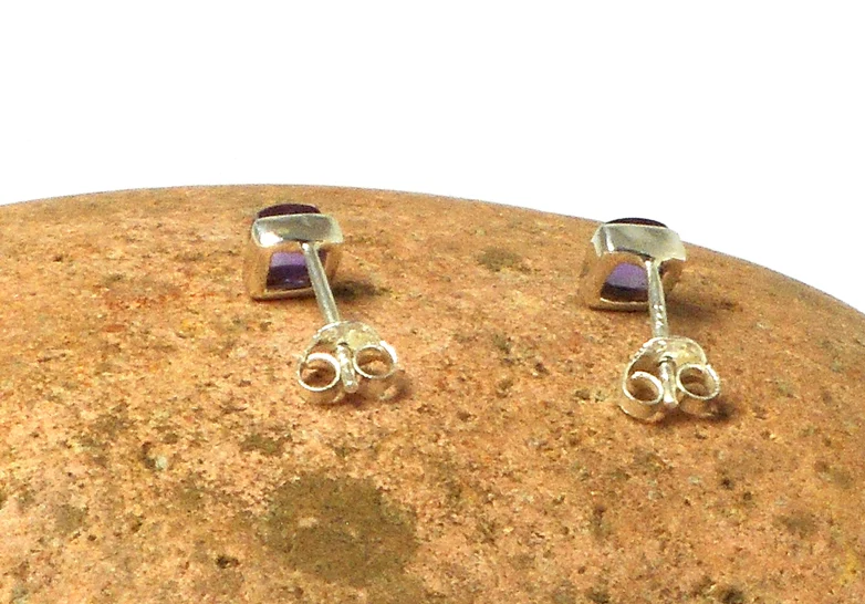 Kleiner quadratischer lila Amethyst Edelstein Ohrstecker 925 Sterling Silber Februar Geburtsstein Handgemachter Schmuck 925 Silber Ohrstecker