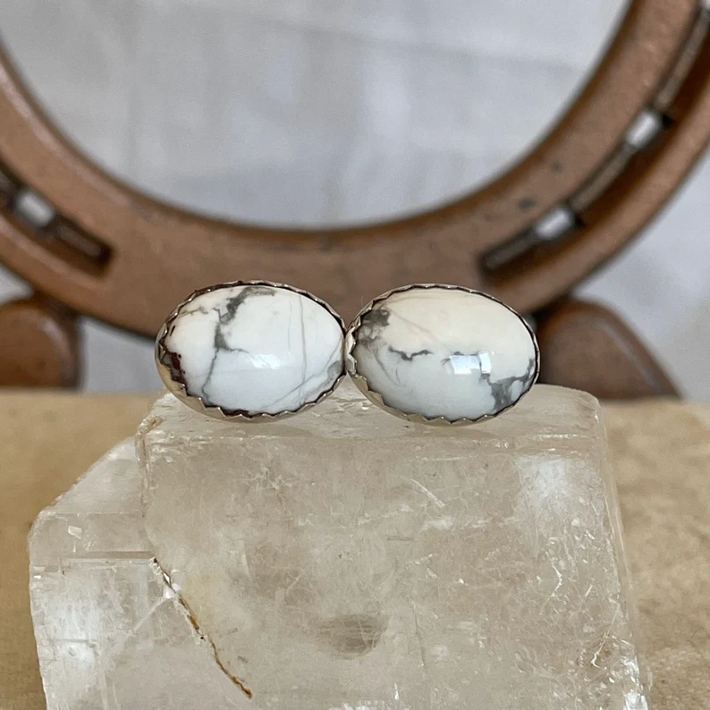 Ohrstecker aus natürlichem weißem Howlith 925 Sterling Silber Zierliche Ohrstecker Boho Style Geburtstagsgeschenk Marmor Ohrring Edelstein Ohrstecker Geschenk für Sie