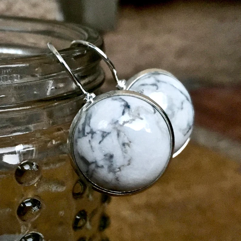 Ohrringe aus Howlith, 925er Sterlingsilber, weißer & grauer Edelstein, rund, Halbkreis, handgefertigter Schmuck, Geschenk für sie