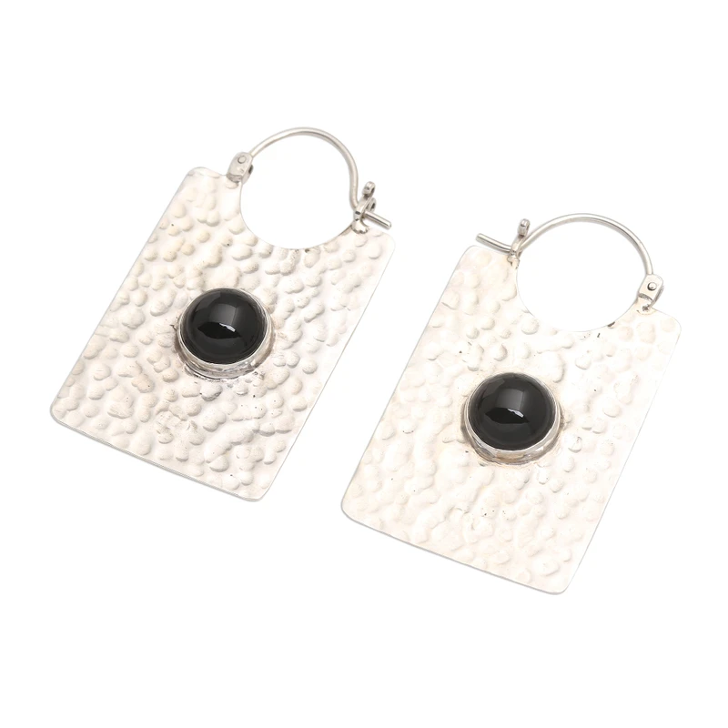 Rechthoekige gehamerde zilveren en onyx hoepeloorbellen Dames handgemaakte oorbellen Cadeaus voor mama en haar boheemse sieraden