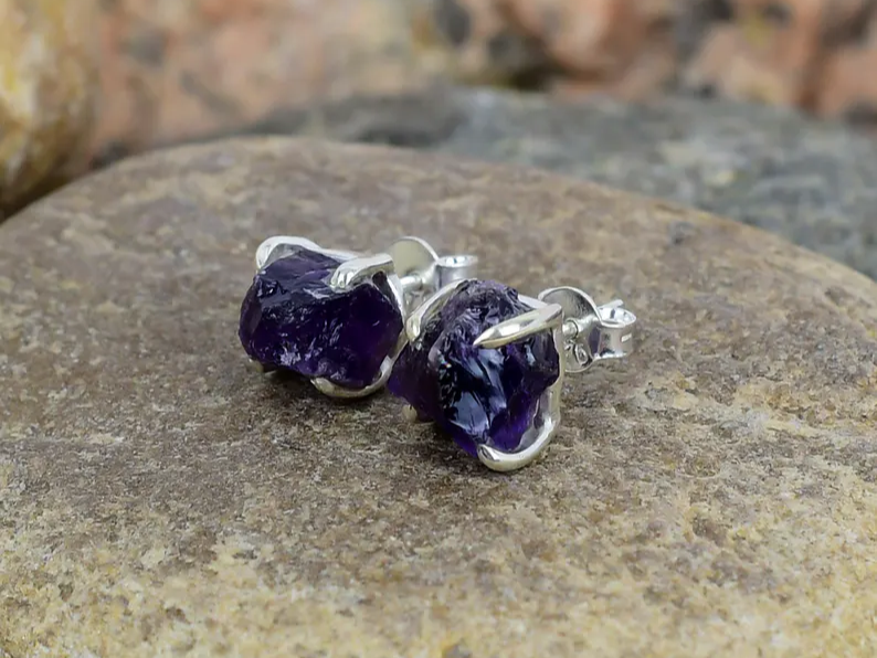 Ohrstecker aus rohem Amethyst in Silber, handgemachter Naturschmuck, Geburtsstein Februar, minimalistisches Boho-Design, Sterling Silber Ohrstecker