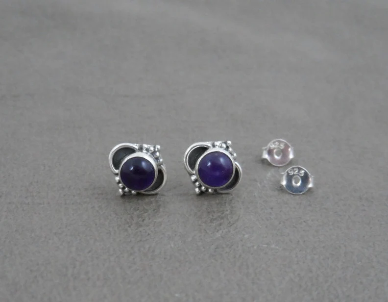Amethyst Ohrstecker aus Sterlingsilber Amethyst Ohrringe Februar Geburtsstein Minimalistische Ohrringe Amethyst-Stecker Edelsteinohrringe