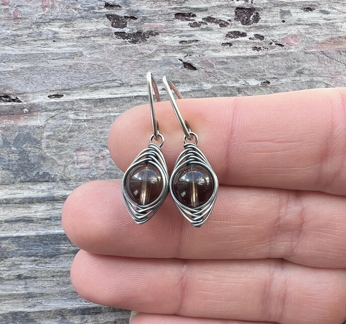 Ohrringe aus Sterlingsilber mit Rauchquarz, braune Naturstein-Ohrringe, drahtgewickelt, baumelnd, handgefertigter Schmuck als Geschenk für Sie