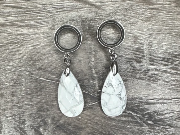 Ohrringe mit Tropfenanhänger, 925er Sterlingsilber, weißer Howlith, Tränenform, Tunnelsättel, Ohrstöpsel, Geschenk für Sie