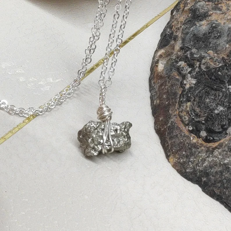 Ruwe Pyriet Ketting Draad Gewikkelde Kristallen Hanger Ruwe Pyriet Kubus Cluster Vrouwen Sieraden Cadeau voor Vriendin