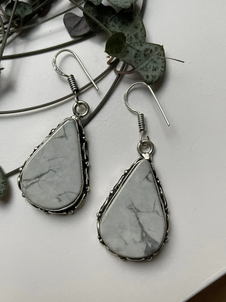 Natürliche Howlith-Ohrhänger aus Sterlingsilber, handgefertigte Edelstein-Silberohrringe aus Indien, Alltagsschmuck, Geschenk für sie
