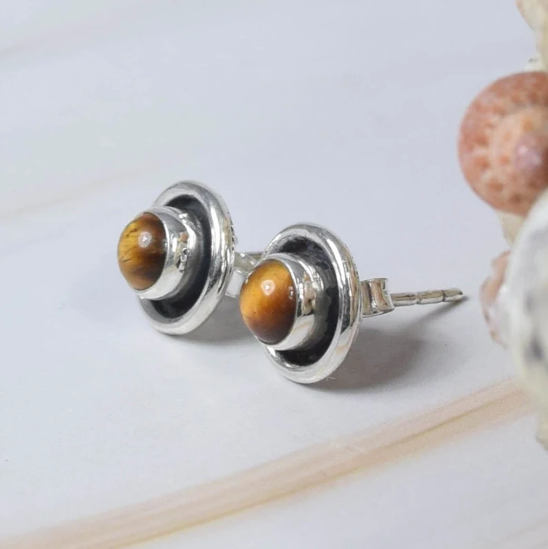 Ohrstecker aus Sterlingsilber mit Tigerauge-Edelstein, handgefertigter Schmuck, 925er Silberohrstecker, Geschenk zum Valentinstag