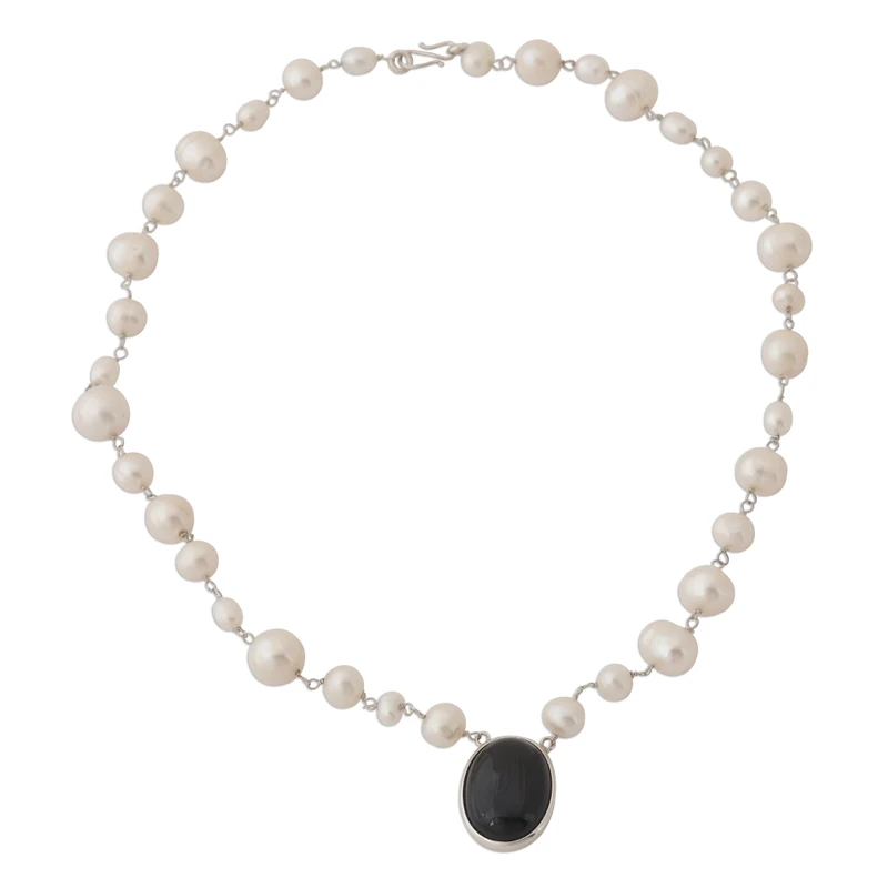 Halskette mit weißen Zuchtperlen und schwarzem Onyx, 925er Sterlingsilber, zarte Halskette, böhmischer Schmuck, Geschenk für Mama und Sie