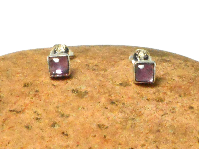 Kleiner quadratischer lila Amethyst Edelstein Ohrstecker 925 Sterling Silber Februar Geburtsstein Handgemachter Schmuck 925 Silber Ohrstecker