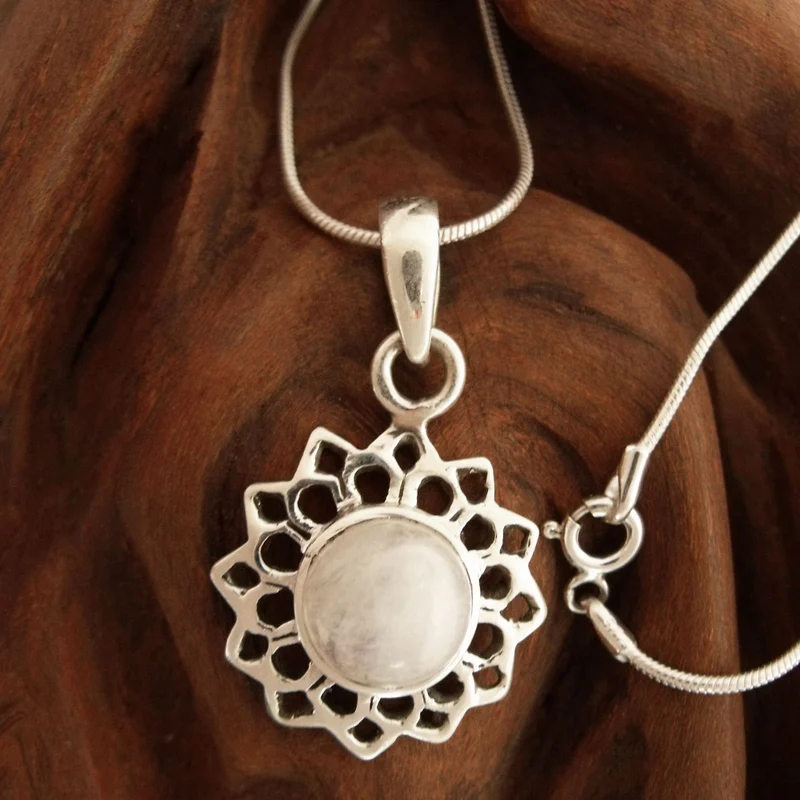 Fair Trade Schmuck Sterlingsilber und Mondstein-Halskette Handgemachter böhmischer Schmuck Jubiläumsgeschenk für sie & Schwester