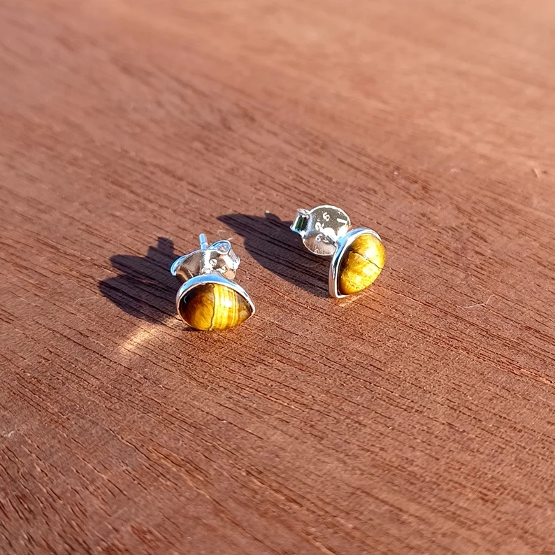 Ohrstecker aus Sterlingsilber mit Tigerauge, kleine Ohrstecker mit Halbedelsteinen, Ohrstecker im Antikstil, Geschenk für Sie, zierliche Ohrstecker