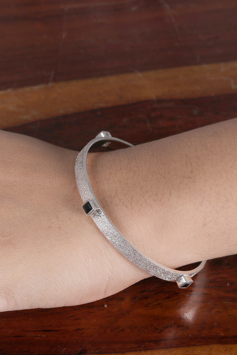 Strukturiertes Silberarmreif mit quadratischen schwarzen Onyx-Edelsteinen aus 925 Sterling Silber Böhmischer Schmuck Charmanter Schmuck Valentinstagsgeschenk für sie