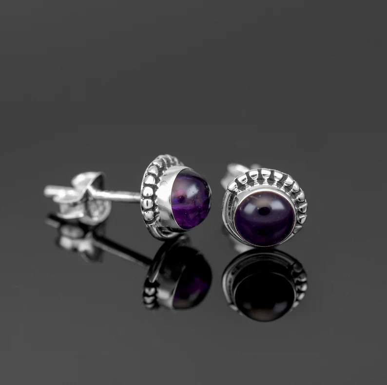 Wunderschöne Ohrstecker aus 925 Sterling Silber mit lila Amethyst, rundem Edelstein, handgefertigter Bohemian Schmuck