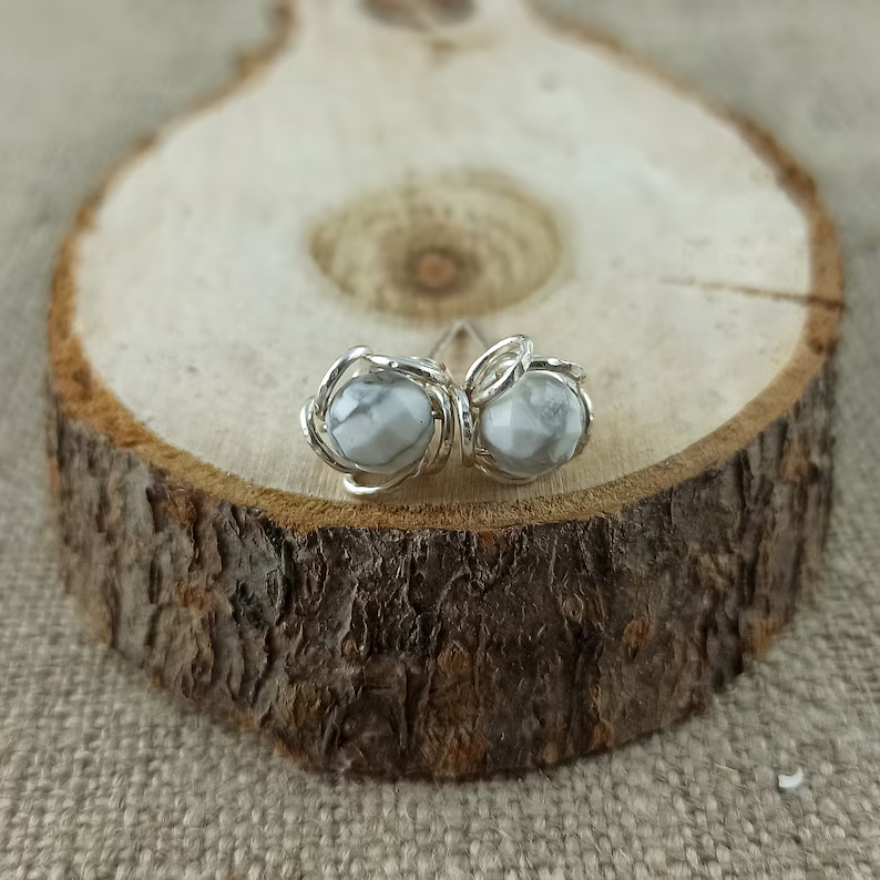 Elegante handgemachte Silberohrringe, handgefertigte Ohrstecker, Blütenknospenform, lässiger Schmuck, minimalistischer Howlith-Schmuck, 925er Sterlingsilber