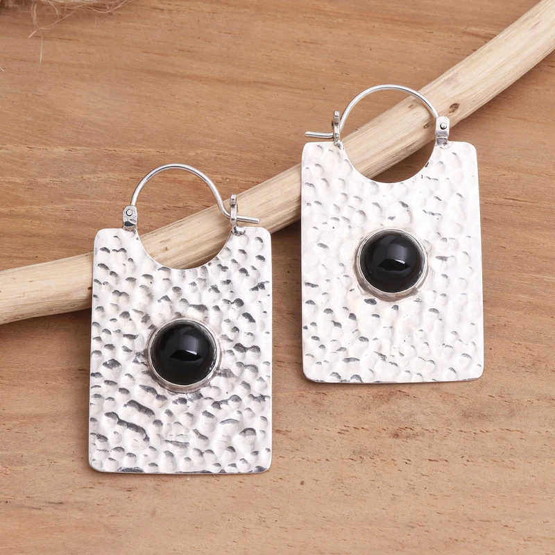 Rechteckige gehämmerte Silber- und Onyx-Creolen, handgefertigte Ohrringe für Frauen, Geschenke für Mama & Sie, Bohème-Schmuck