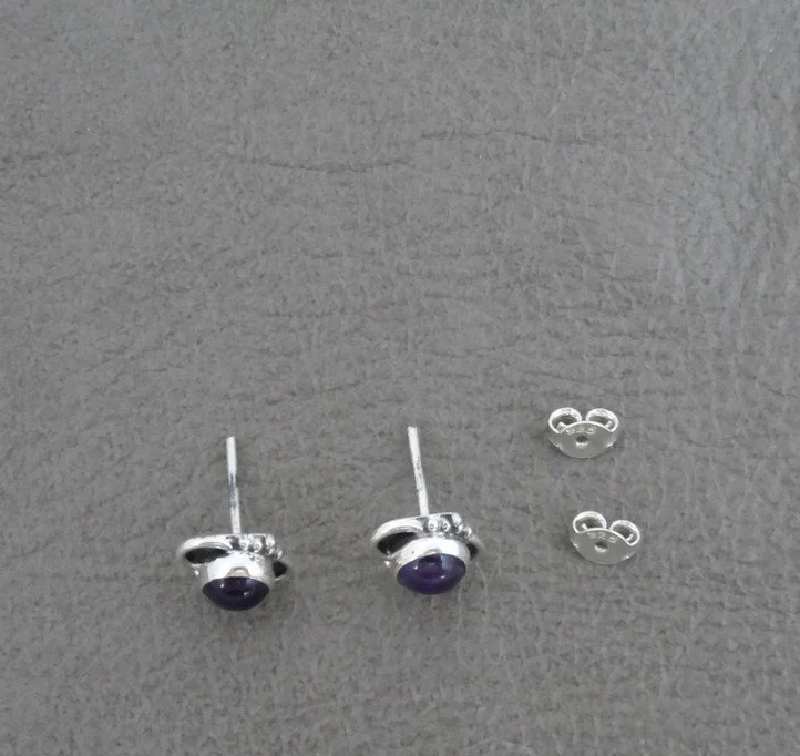 Amethyst Ohrstecker aus Sterlingsilber Amethyst Ohrringe Februar Geburtsstein Minimalistische Ohrringe Amethyst-Stecker Edelsteinohrringe