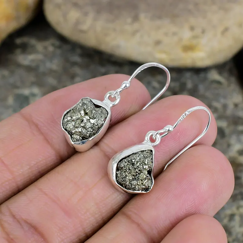 Rohe Pyrit Baumel-Ohrringe Handgefertigter Silberschmuck Einzigartiges minimalistisches Geschenk Boho Chic Naturstein 925 Sterling Silber
