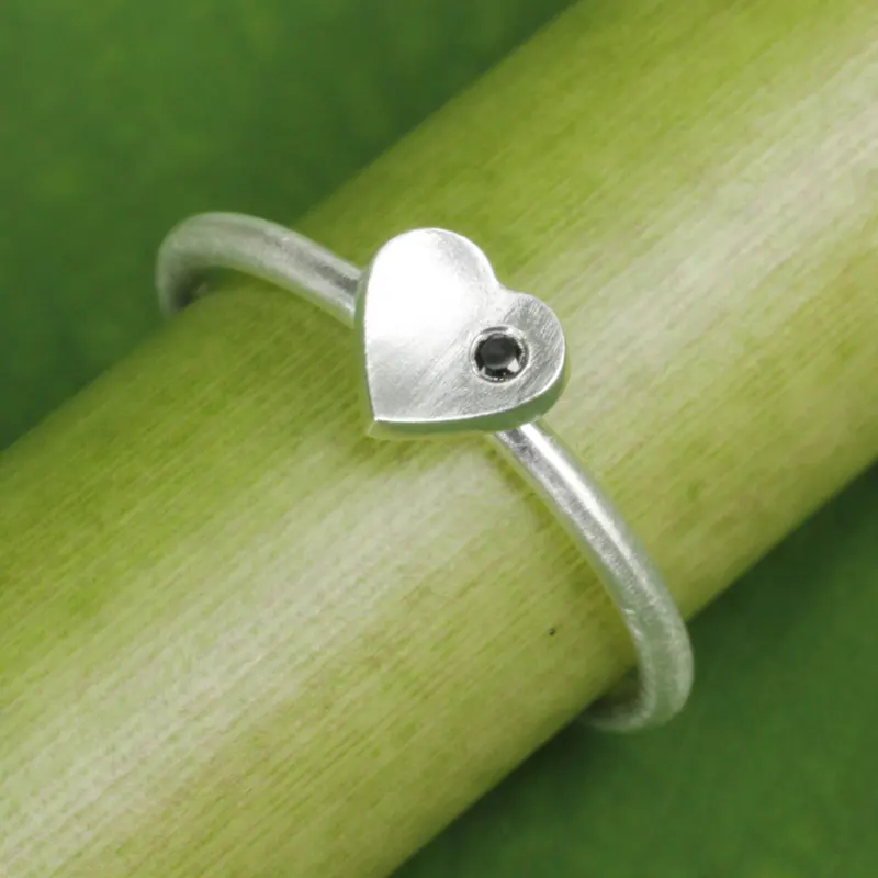 Handgemachter Ring aus gebürstetem Sterlingsilber und Onyx, Stapelring, handgemachter Ring, Damen-Silberring, Geschenk für Sie und Mama