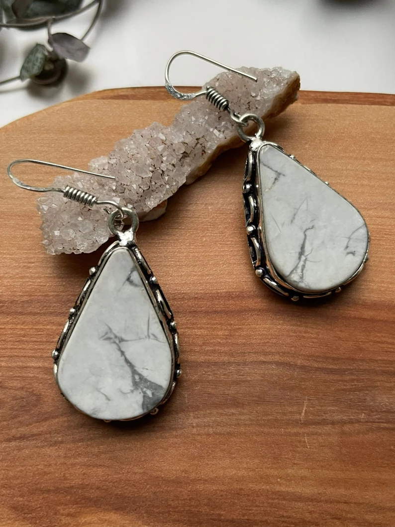 Natürliche Howlith-Ohrhänger aus Sterlingsilber, handgefertigte Edelstein-Silberohrringe aus Indien, Alltagsschmuck, Geschenk für sie
