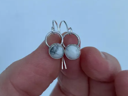 Handgefertigte Howlith-Ohrringe 925 Sterling Silber Ohrringe Weiß & Grau Edelstein Rund Halbkreis Stein Handgemachter Schmuck Geschenk Für Sie