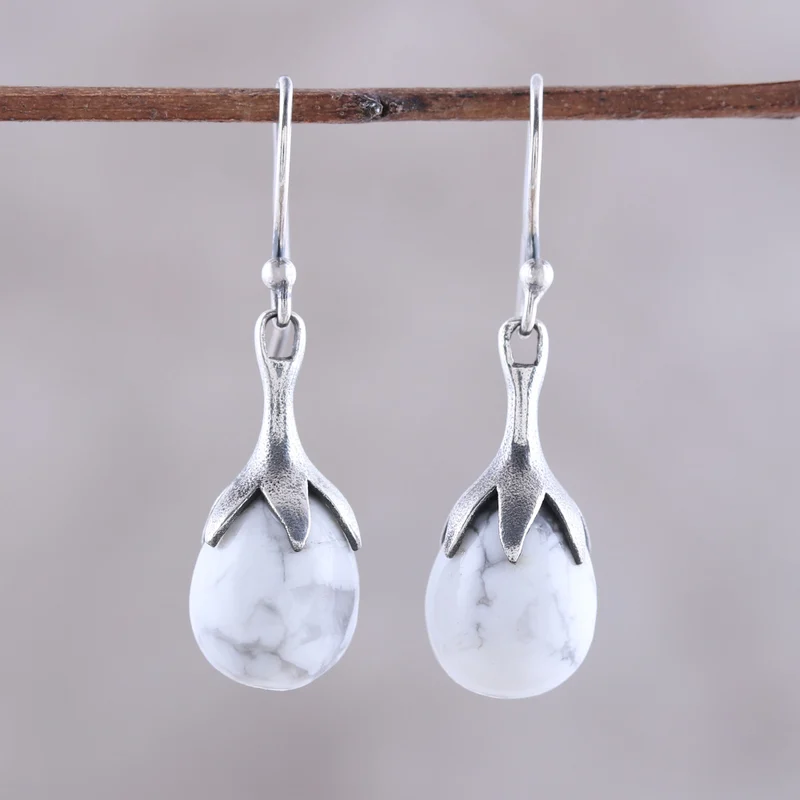 Echte Howlith- und Sterlingsilber-Tropfenohrringe aus Indien, handgefertigte Edelstein-Silberohrringe, Alltagsschmuck, Geschenk für sie